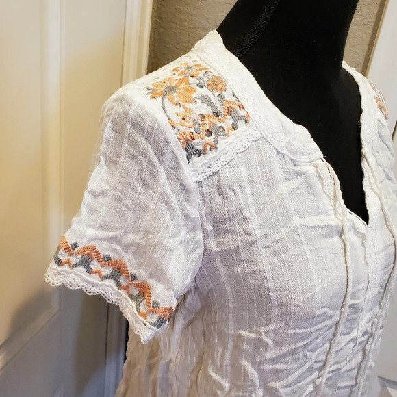 NEW Live and Let Live Embroidered Floral Lace Boho Tassle Blouse Size Small - Picture 2 of 15